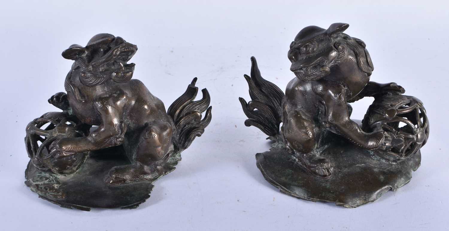 A PAIR OF 17TH/18TH CENTURY CHINESE BRONZE DOGS OF FOE King/Qing. 13 cm x 11cm.