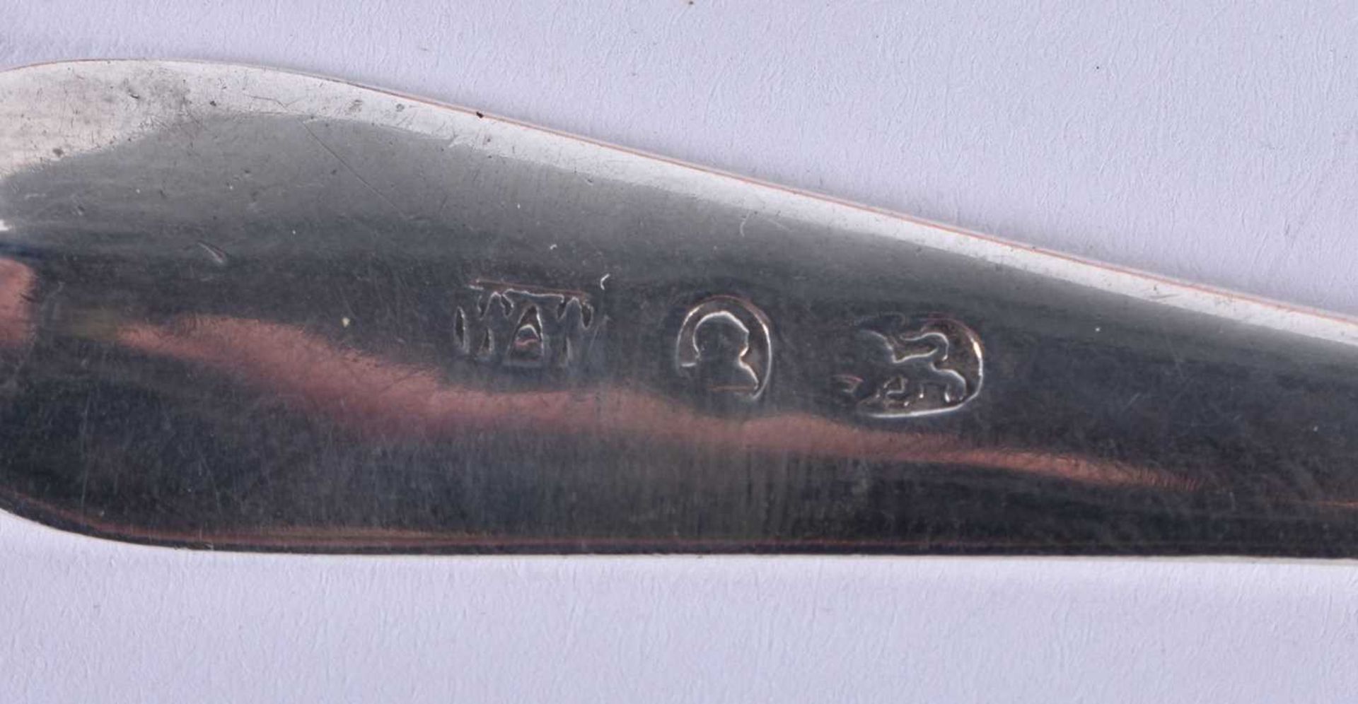 A SET OF SIX GEORGE III SILVER SPOONS. London 1805. 93 grams. 13.75 cm long. (6) - Image 4 of 5