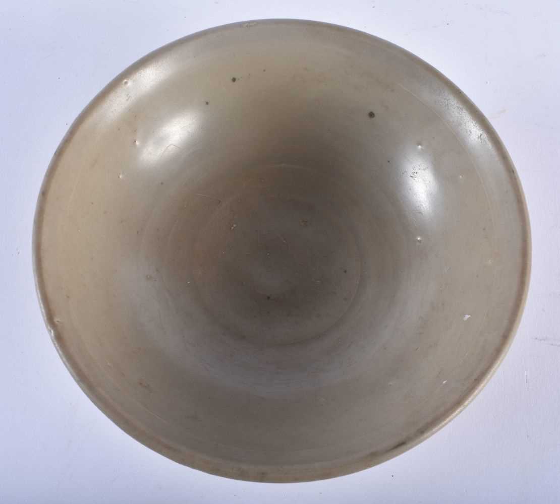 A CHINESE King DYNASTY CELADON STONEWARE BOWL. 16 cm diameter. - Image 3 of 4