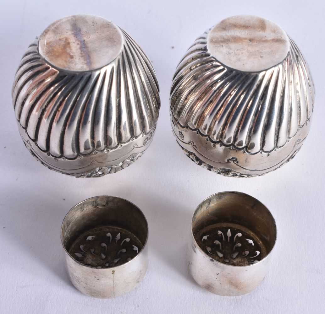 A CASED PAIR OF SILVER CONDIMENTS. London 1899. 71.4 grams. 6 cm x 4.5 cm. - Image 4 of 4