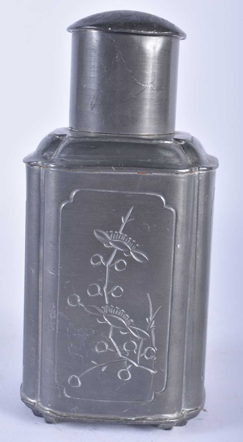 AN EARLY 20TH CENTURY CHINESE PEWTER TEA CANISTER AND COVER decorated with foliage. 16 cm high. - Image 3 of 5