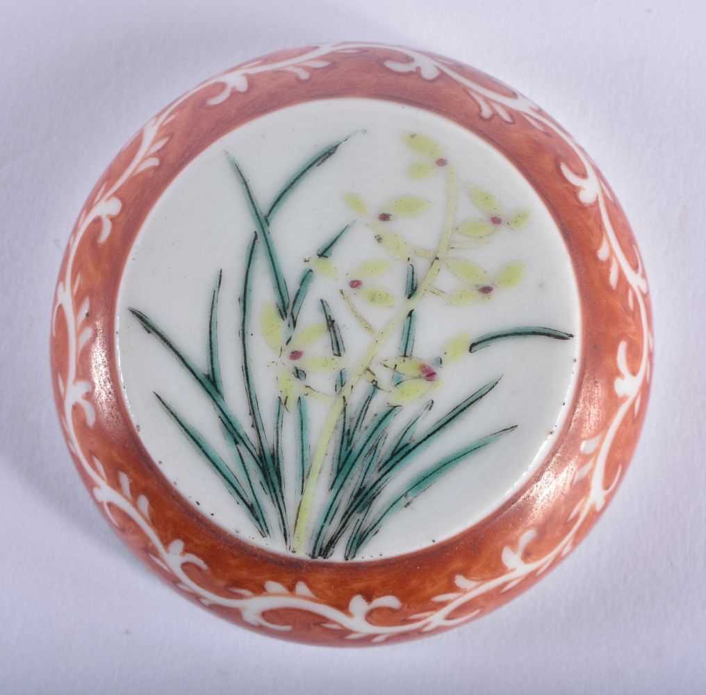 A 19TH CENTURY CHINESE PORCELAIN BOX AND COVER Qing, painted with floral sprays and bats. 5.5 cm - Image 3 of 6