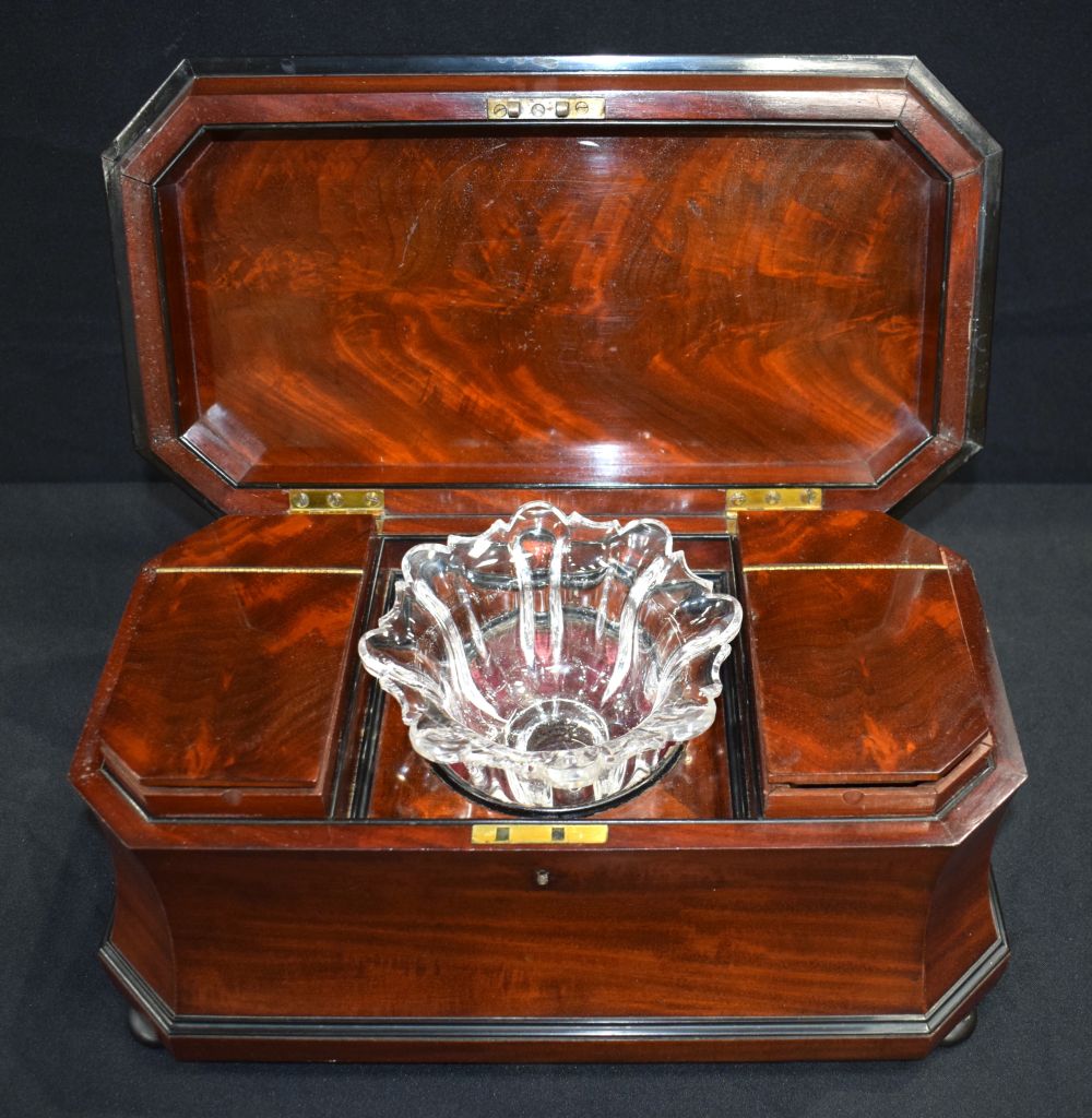 A lovely Victorian flame mahogany caddy 23 x 40 x 21cm - Image 7 of 10