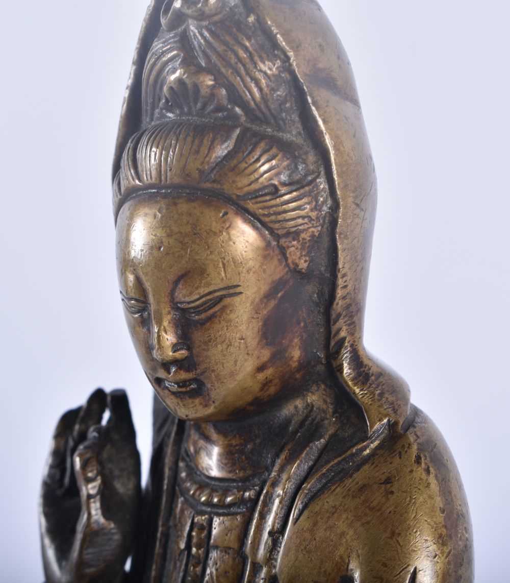 AN 18TH/19TH CENTURY CHINESE BRONZE FIGURE OF A SEATED IMMORTAL Qianlong/Jiaqing, modelled holding a - Image 4 of 11