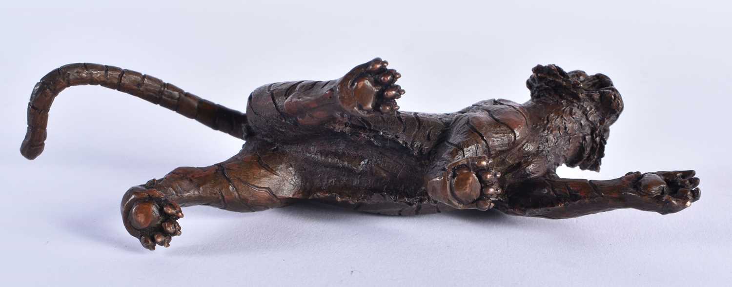 A JAPANESE BRONZE TIGER OKIMONO. 14 cm long. - Image 5 of 5