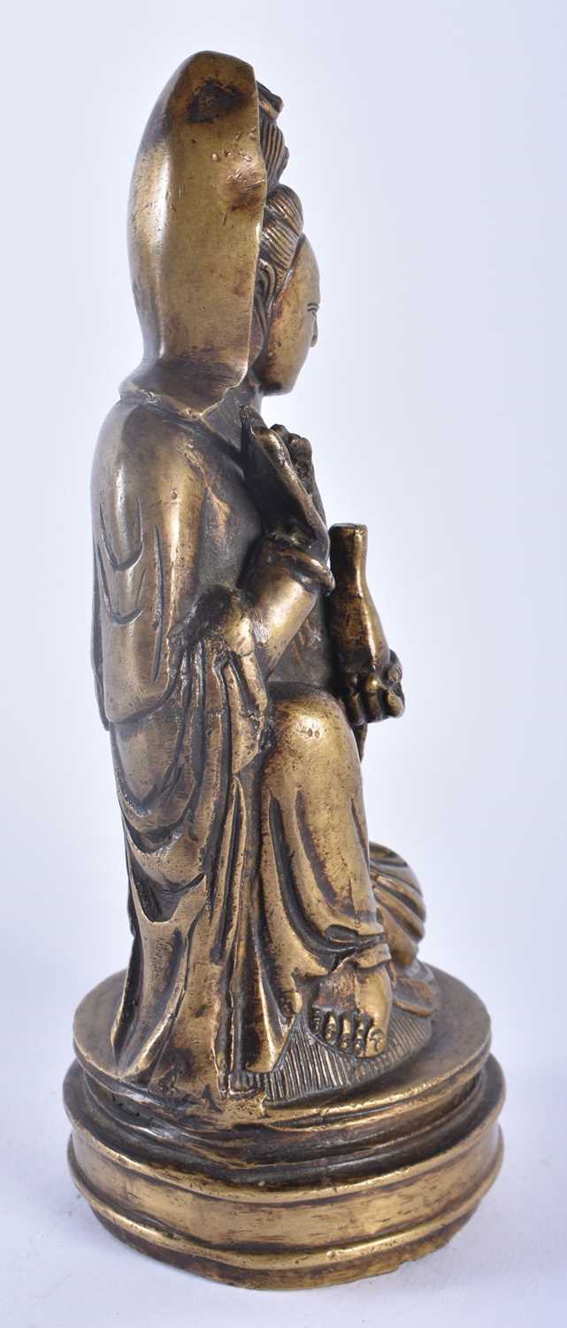 AN 18TH/19TH CENTURY CHINESE BRONZE FIGURE OF A SEATED IMMORTAL Qianlong/Jiaqing, modelled holding a - Image 10 of 11