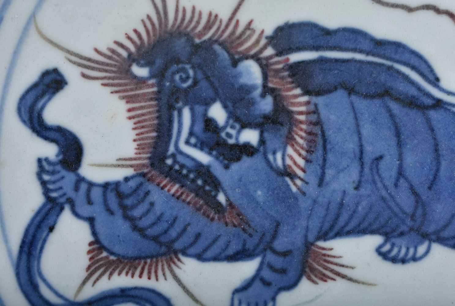 AN EARLY 20TH CENTURY CHINESE BLUE AND WHITE PORCELAIN DISH Late Qing/Republic, painted with - Image 2 of 4