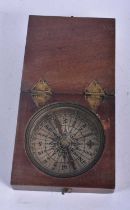 A Compass in a Wood Case. 6.4cm x 6.5 cm z 1.8 cm. Working