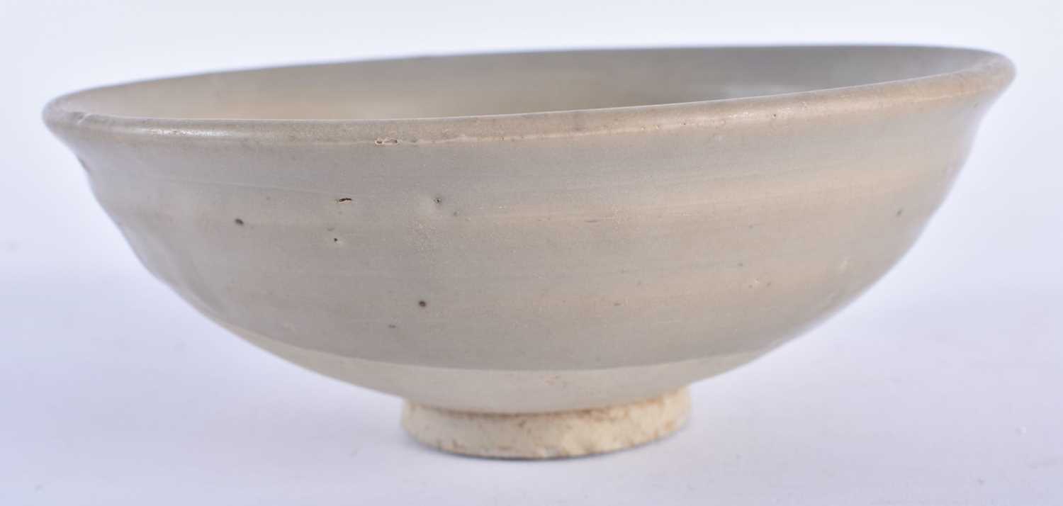 A CHINESE King DYNASTY CELADON STONEWARE BOWL. 16 cm diameter. - Image 2 of 4