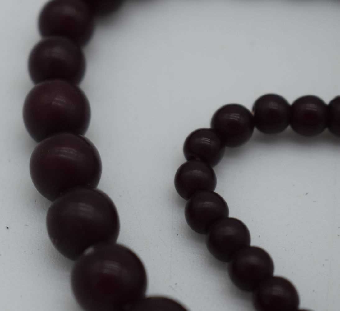 A DEEP RED CHERRY AMBER TYPE NECKLACE. 37 grams. 76 cm long, largest bead 1 cm diameter. - Image 2 of 6