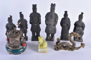 ASSORTED CHINESE COLLECTABLES. (qty)