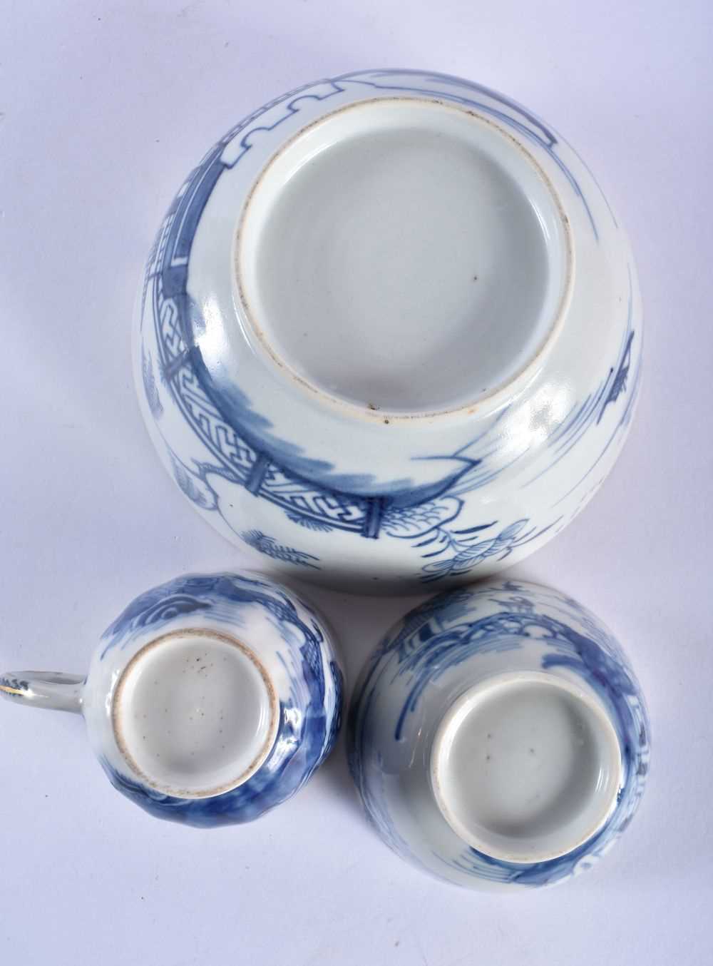 AN 18TH CENTURY CHINESE EXPORT BLUE AND WHITE PORCELAIN BOWL Qianlong, together with a teabowl, - Image 10 of 10