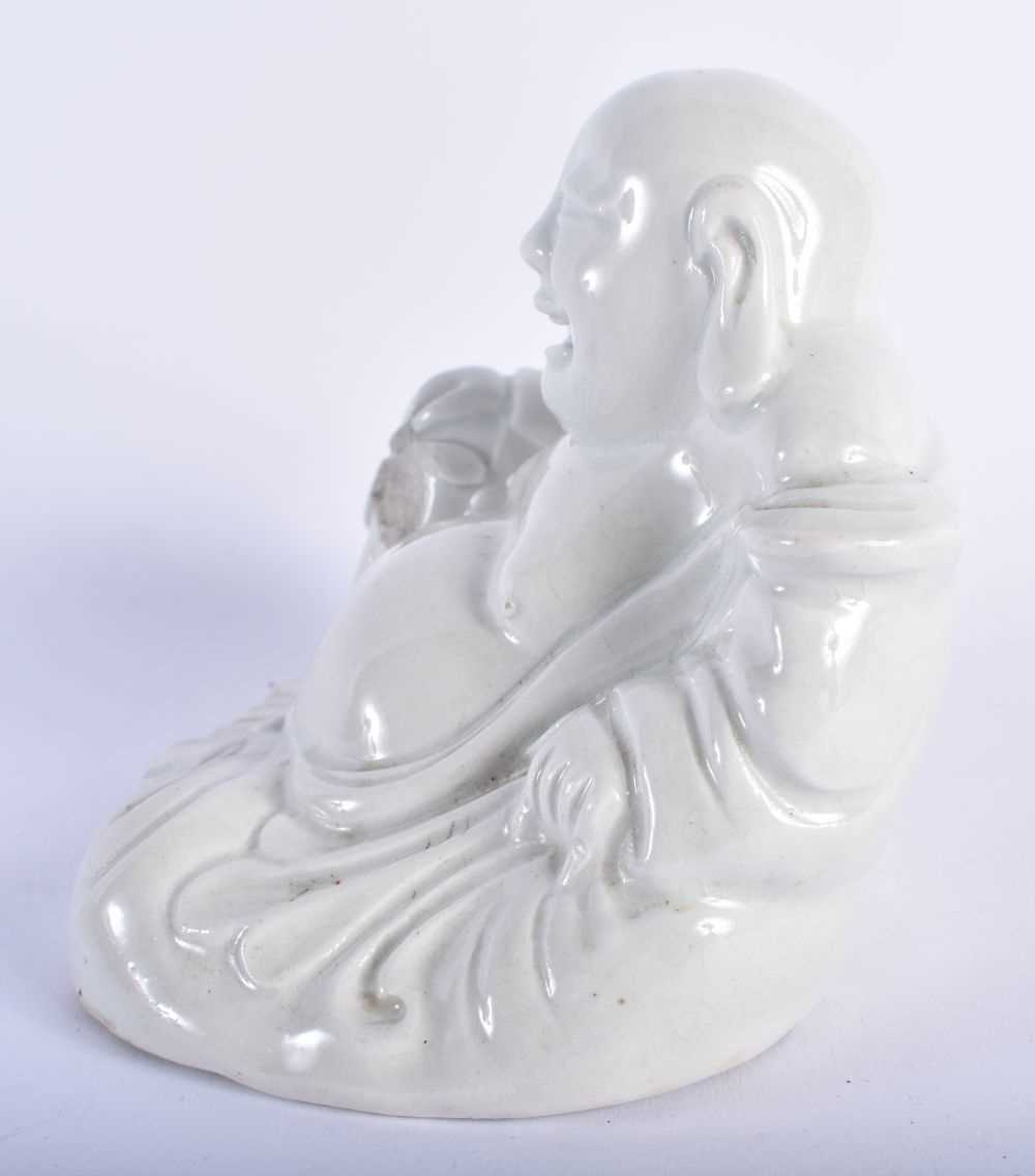 A CHINESE QING DYNASTY BLANC DE CHINE PORCELAIN FIGURE OF A BUDDHA. 12 cm x 10 cm. - Image 3 of 5