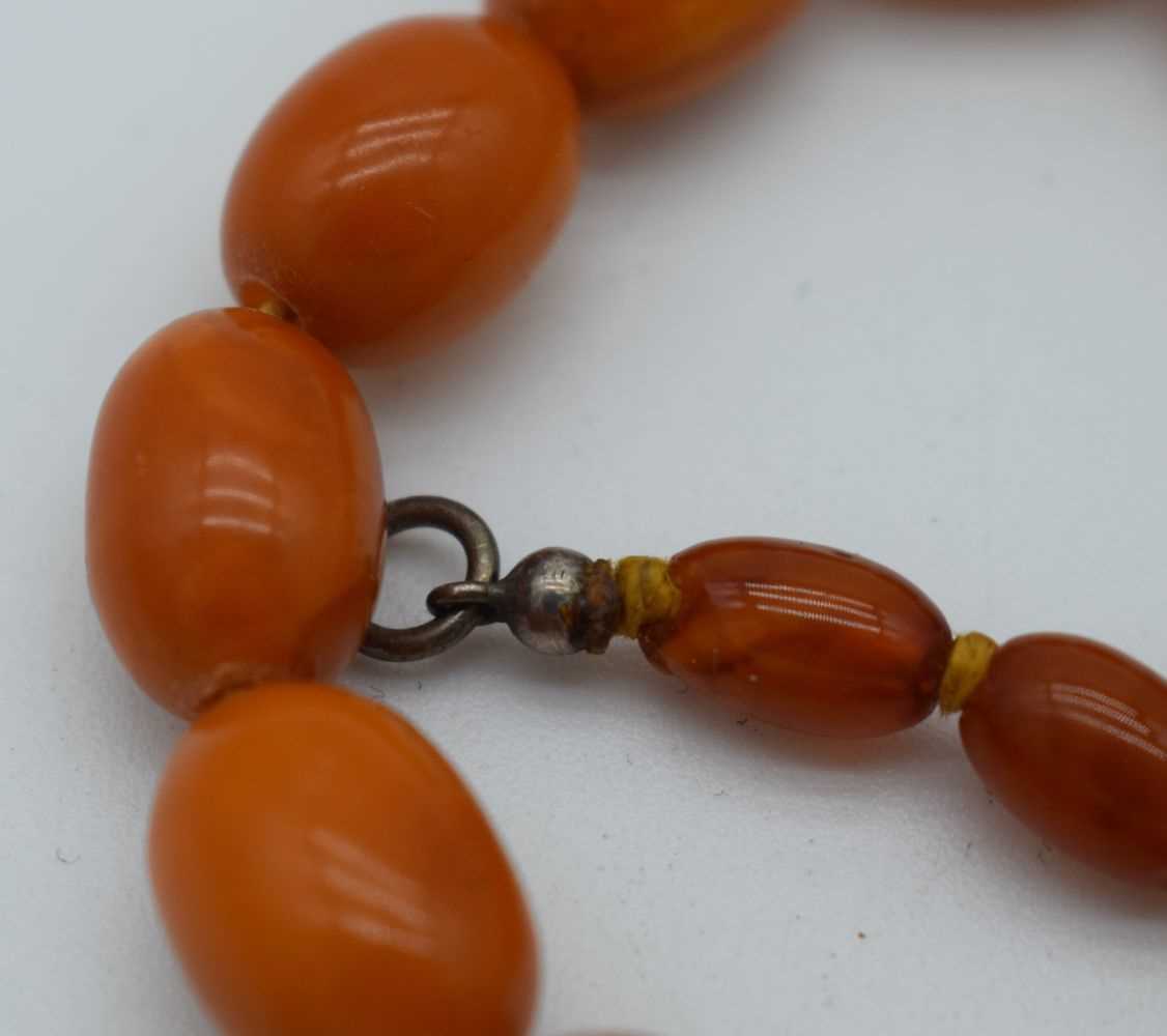 AN AMBER NECKLACE. 17 grams. 36 cm long, largest bead 1.75 cm x 1 cm. - Image 2 of 3