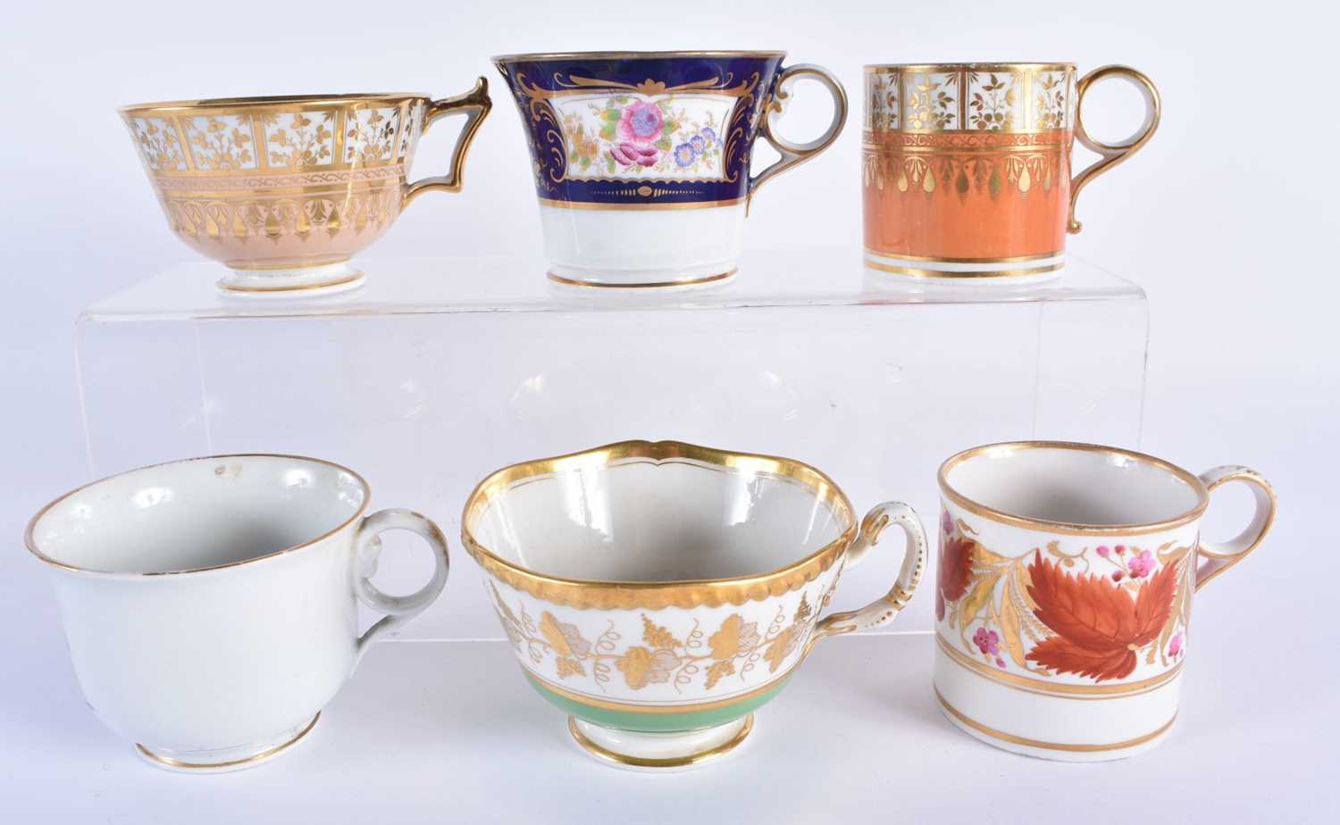 TWELVE LATE 18TH/19TH CENTURY ENGLISH PORCELAIN CUPS including Chmaberlains & Graingers Worcester. - Image 6 of 9