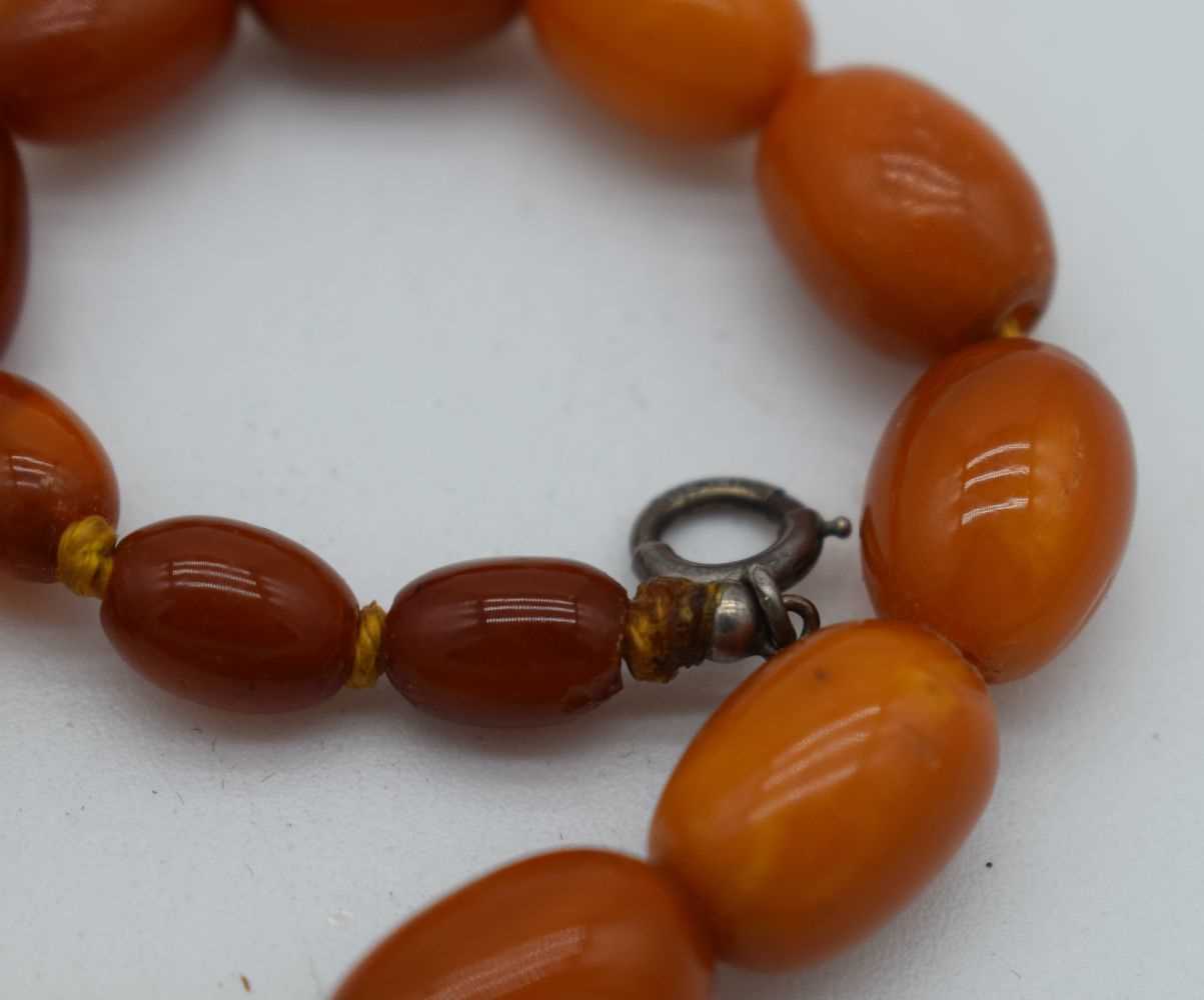 AN AMBER NECKLACE. 17 grams. 36 cm long, largest bead 1.75 cm x 1 cm. - Image 3 of 3