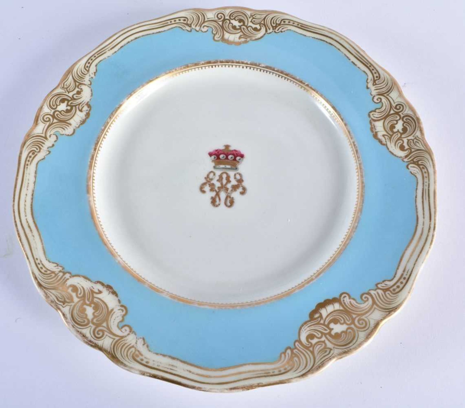 FOUR EARLY 19TH CENTURY CHAMBERLAINS WORCESTER ARMORIAL PLATES in various forms and sizes. Largest - Image 2 of 9