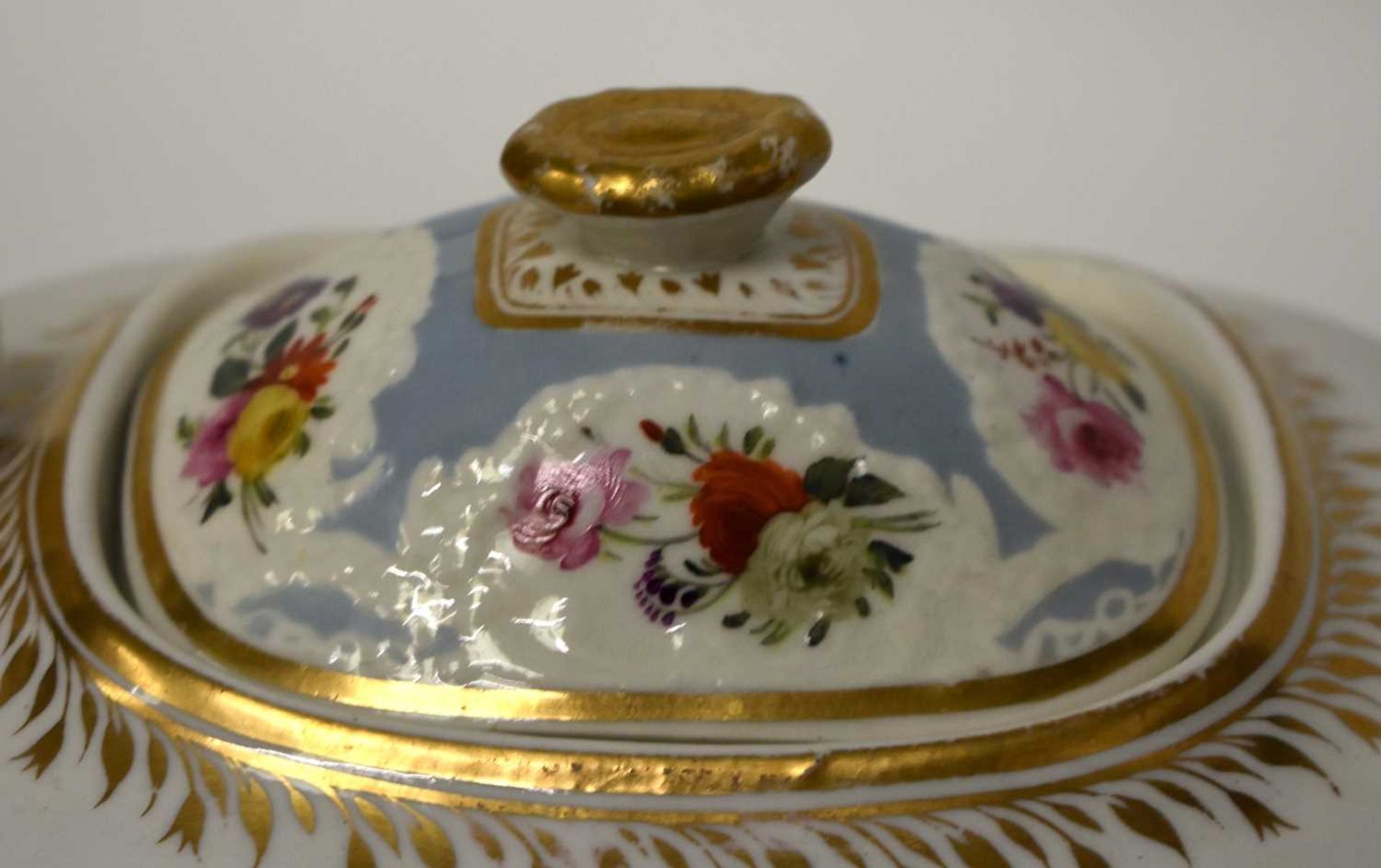 AN EARLY 19TH CENTURY CHAMBERLAINS WORCESTER PART TEASET painted with floral sprays, under a moulded - Image 15 of 36