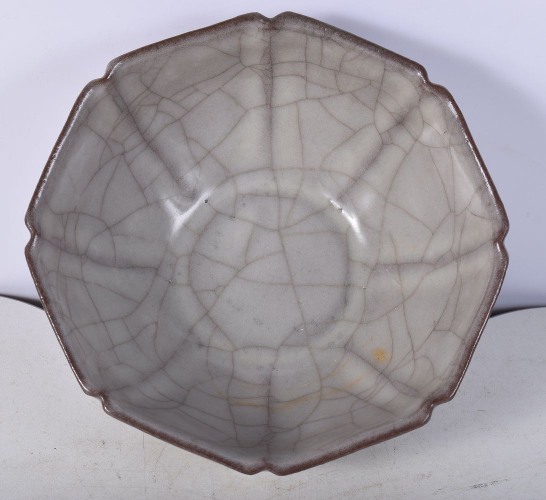 A Chinese porcelain crackle glaze petal edged bowl 7 x 15 cm. - Image 5 of 6