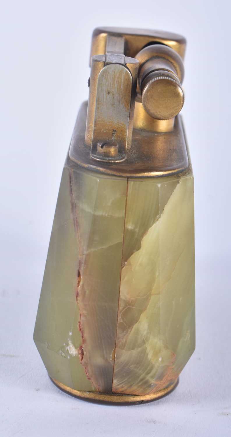 AN UNUSUAL DUNHILL ONYX TABLE LIGHTER. 8.5 cm x 8.5 cm. - Image 2 of 4