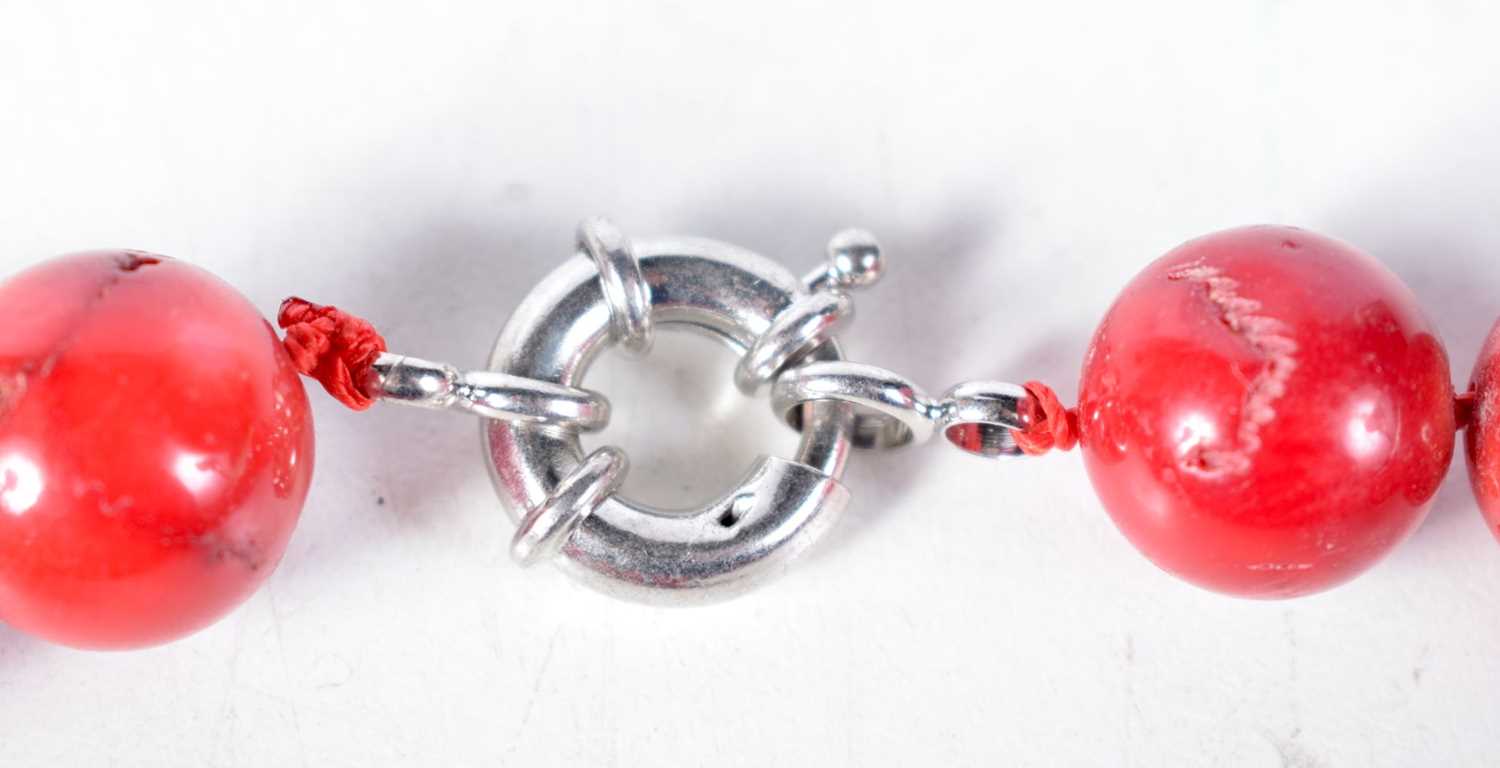 A Red Bead Necklace. 47cm long, Bead Size 14.4mm, weight 123g - Image 3 of 3