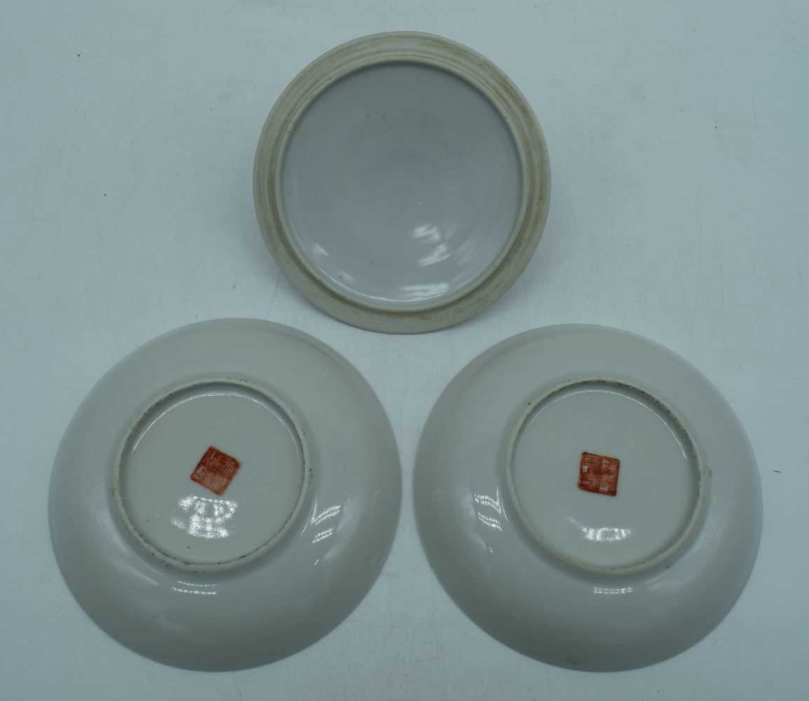 A pair of Chinese porcelain Famille Rose dishes together with a vase cover 14 cm. (3). - Image 4 of 6