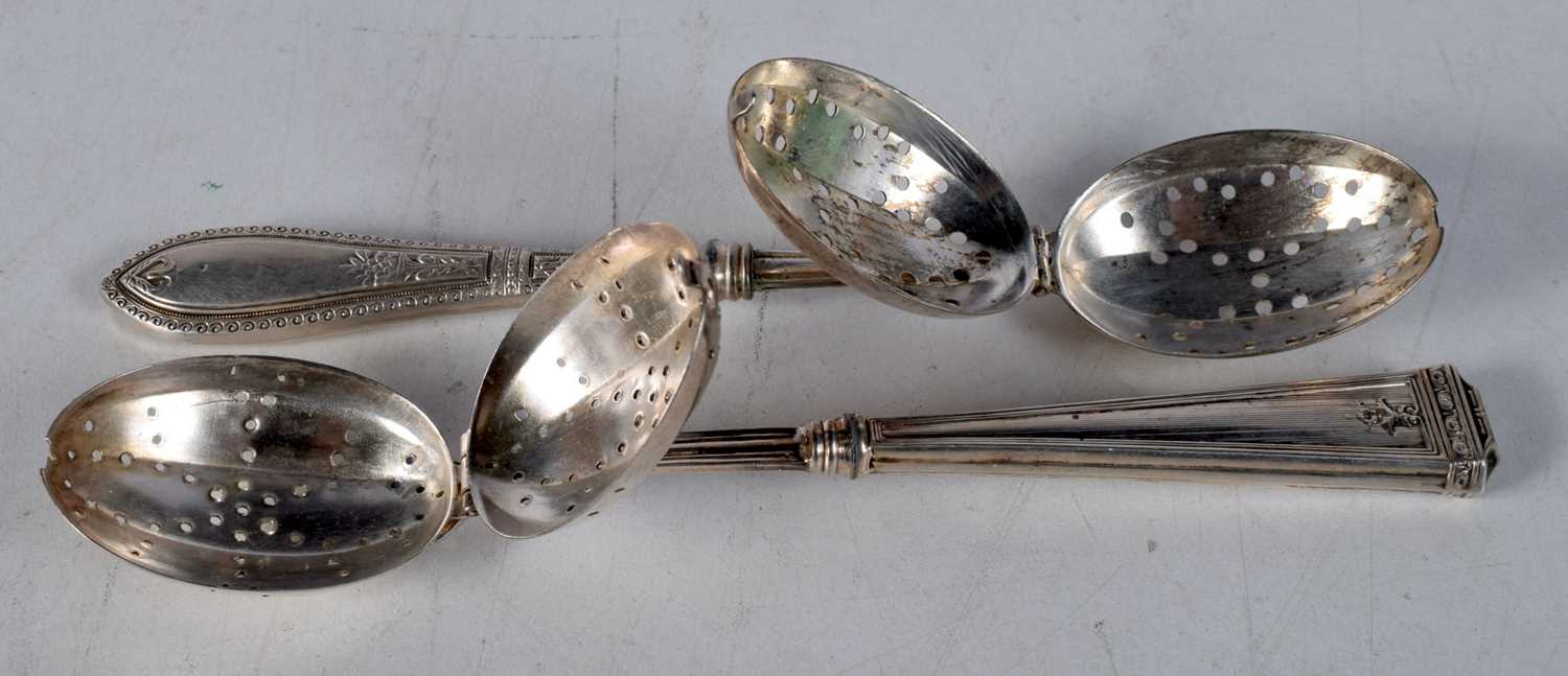 Two Vintage Tea Infusers with Silver Handles. Stamped Sterling. 17cm x 3 cm x 2 cm, total weight 68g - Image 2 of 4