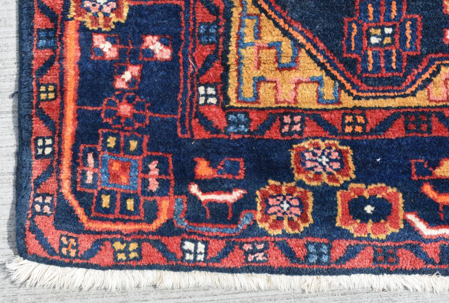 A Persian Bakhtiari rug 214 x 149 cm - Image 10 of 16