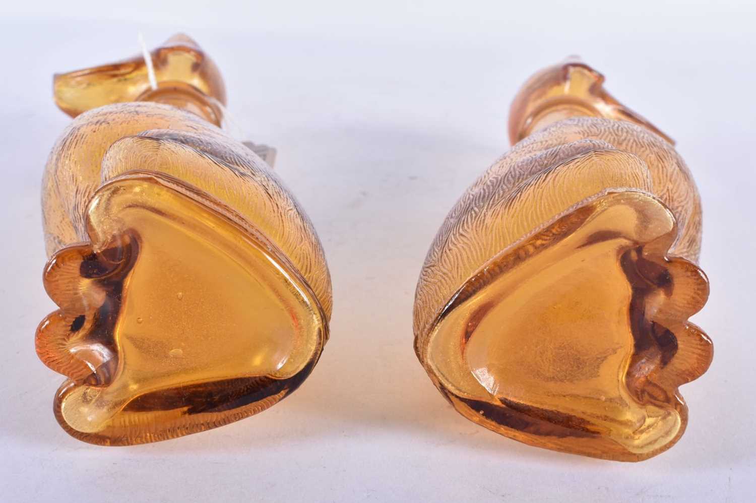 A PAIR OF ART DECO SMOKEY AMBER GLASS DOG DECANTERS AND STOPPERS. 23 cm high. - Image 5 of 5