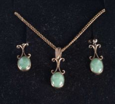 A CHINESE JADE GOLD NECKLACE AND EARRING SET. 6.8 grams. Chain 40 cm long, pendant 2.5 cm x 0.75 cm.