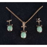 A CHINESE JADE GOLD NECKLACE AND EARRING SET. 6.8 grams. Chain 40 cm long, pendant 2.5 cm x 0.75 cm.