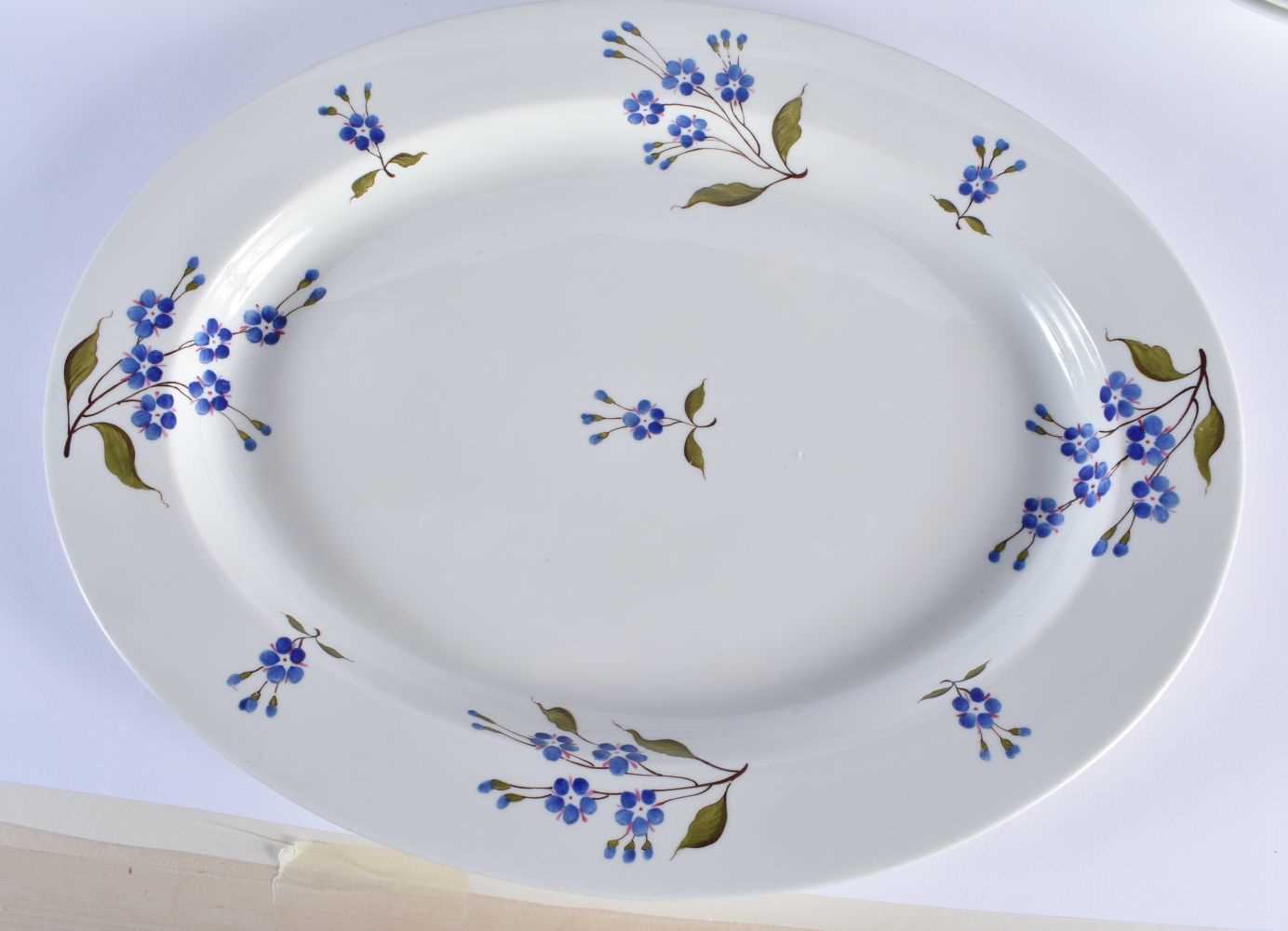 AN EARLY 19TH CENTURY CHAMBERLAINS WORCESTER DINNER SERVICE painted with blue cornflowers. Largest - Bild 4 aus 18
