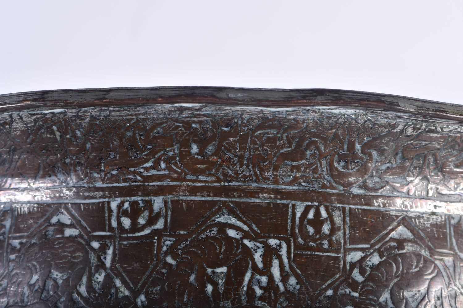 A 16TH/17TH CENTURY PERSIAN ISLAMIC MIDDLE EASTERN BRONZE COPPER ALLOY BOWL AND COVER decorated - Image 5 of 10
