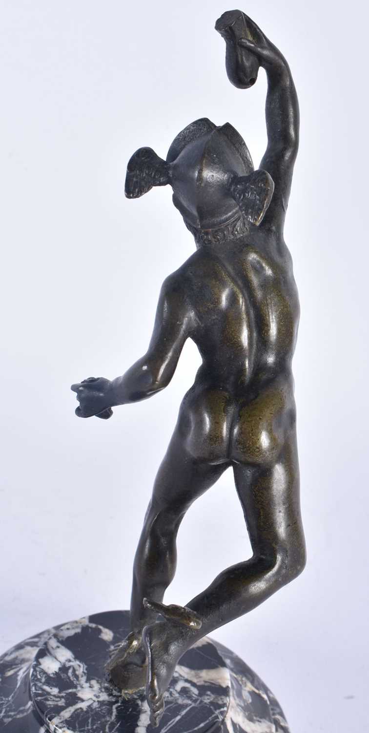 A 19TH CENTURY EUROPEAN GRAND TOUR BRONZE FIGURE OF A MALE modelled upon a marble plinth. 25cm - Image 4 of 6