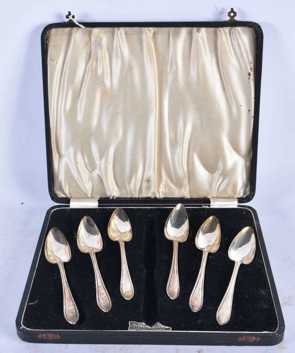 A SET OF ART DECO SILVER SPOONS. Sheffield 1939. 166 grams. 14.5 cm long. (6)