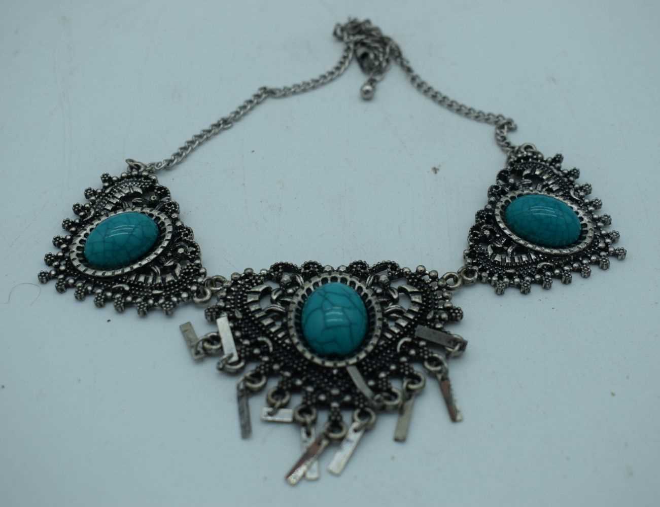 A WHITE METAL TURQUOISE NECKLACE. 42.2 grams. 45cm long.