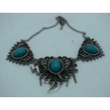 A WHITE METAL TURQUOISE NECKLACE. 42.2 grams. 45cm long.