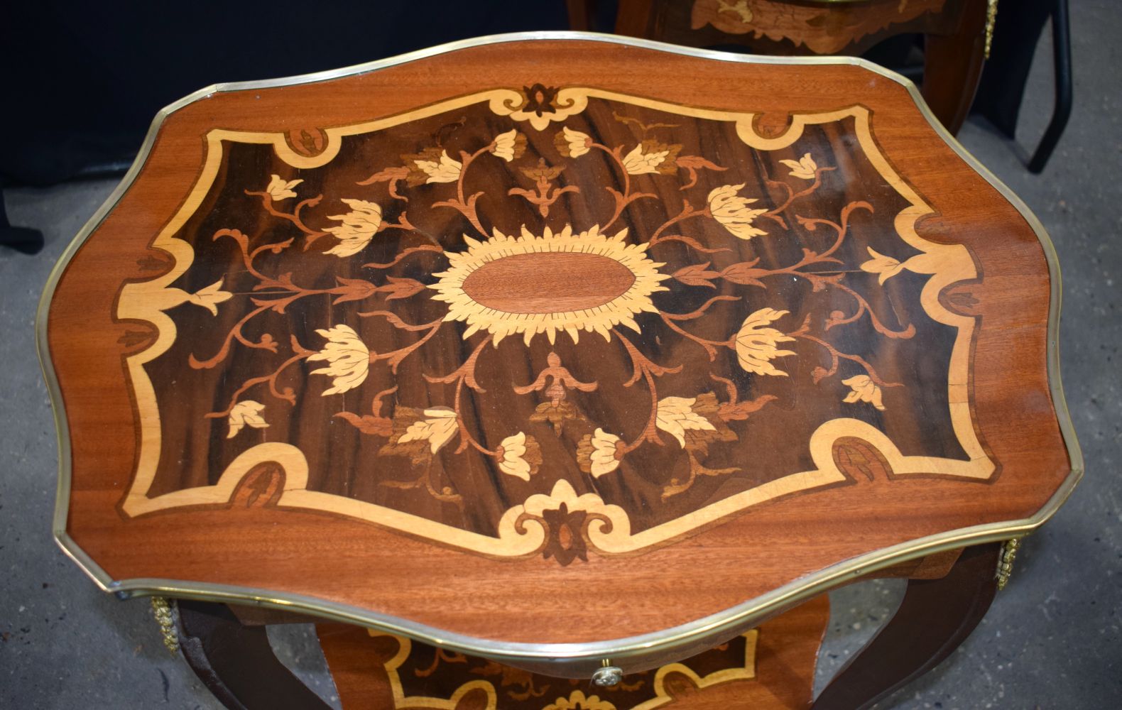 A near pair of Baroque style inlaid Oval 1 drawer tables 72 x 62 x 47 cm (2) - Image 7 of 8