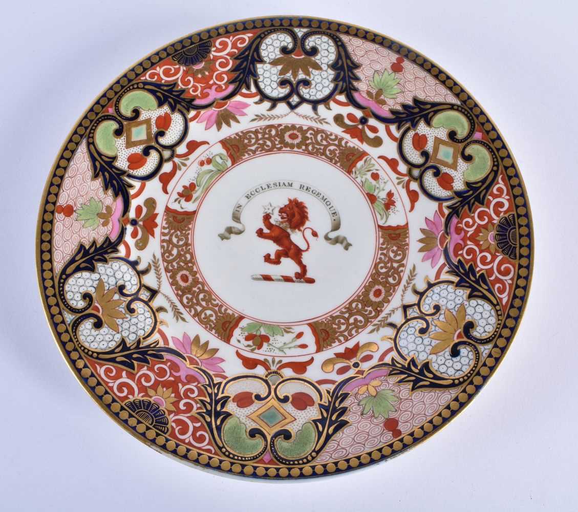 A LATE 18TH/19TH CENTURY FLIGHT BARR AND BARR WORCESTER ARMORIAL PLATE painted with a rearing