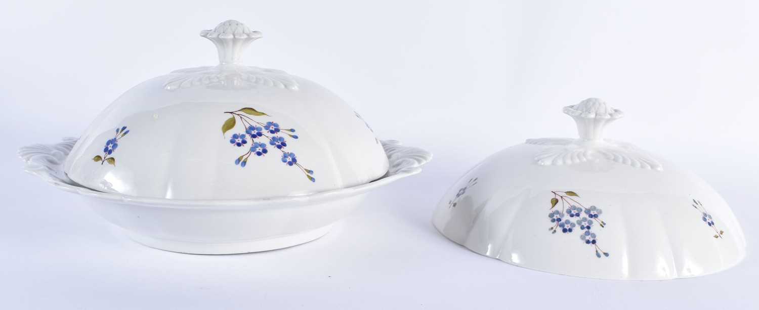 AN EARLY 19TH CENTURY CHAMBERLAINS WORCESTER DINNER SERVICE painted with blue cornflowers. Largest - Bild 16 aus 18