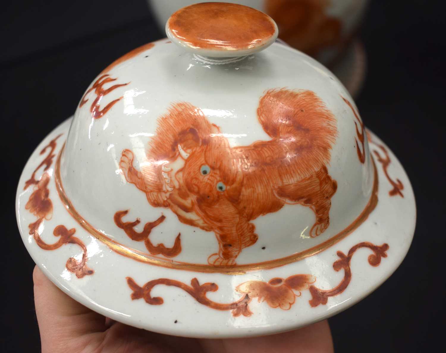 A LARGE PAIR OF CHINESE QING DYNASTY IRON RED PAINTED GINGER JARS AND COVERS painted with buddhistic - Image 16 of 26