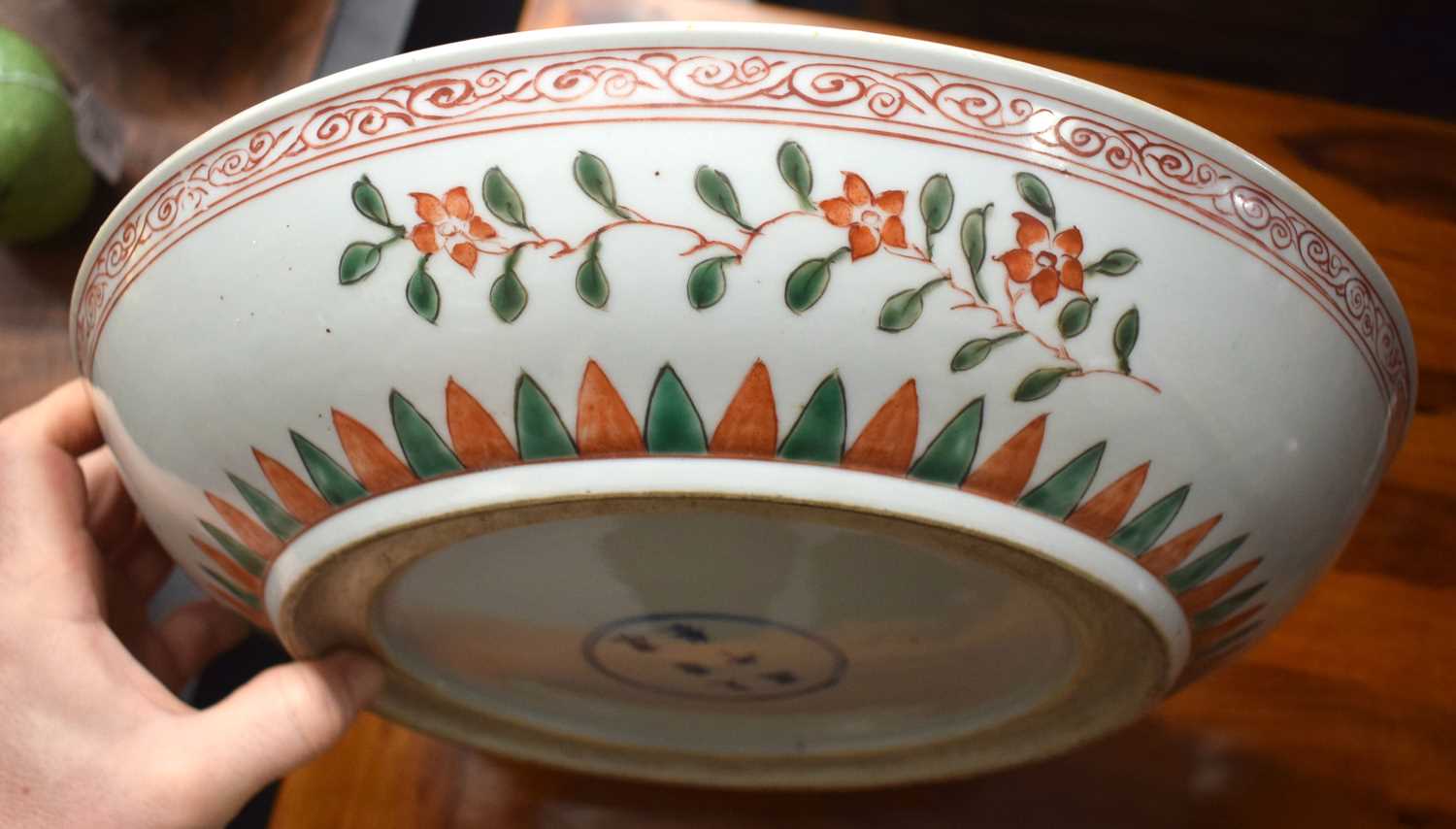 A LARGE 19TH CENTURY CHINESE FAMILLE VERTE PORCELAIN CIRCULAR DISH bearing Kangxi marks to base, - Image 12 of 15