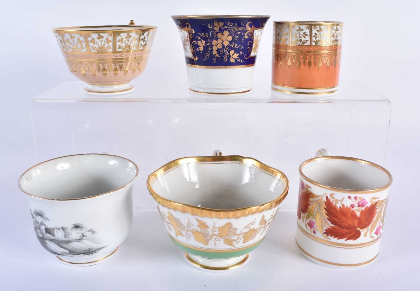 TWELVE LATE 18TH/19TH CENTURY ENGLISH PORCELAIN CUPS including Chmaberlains & Graingers Worcester. - Image 7 of 9