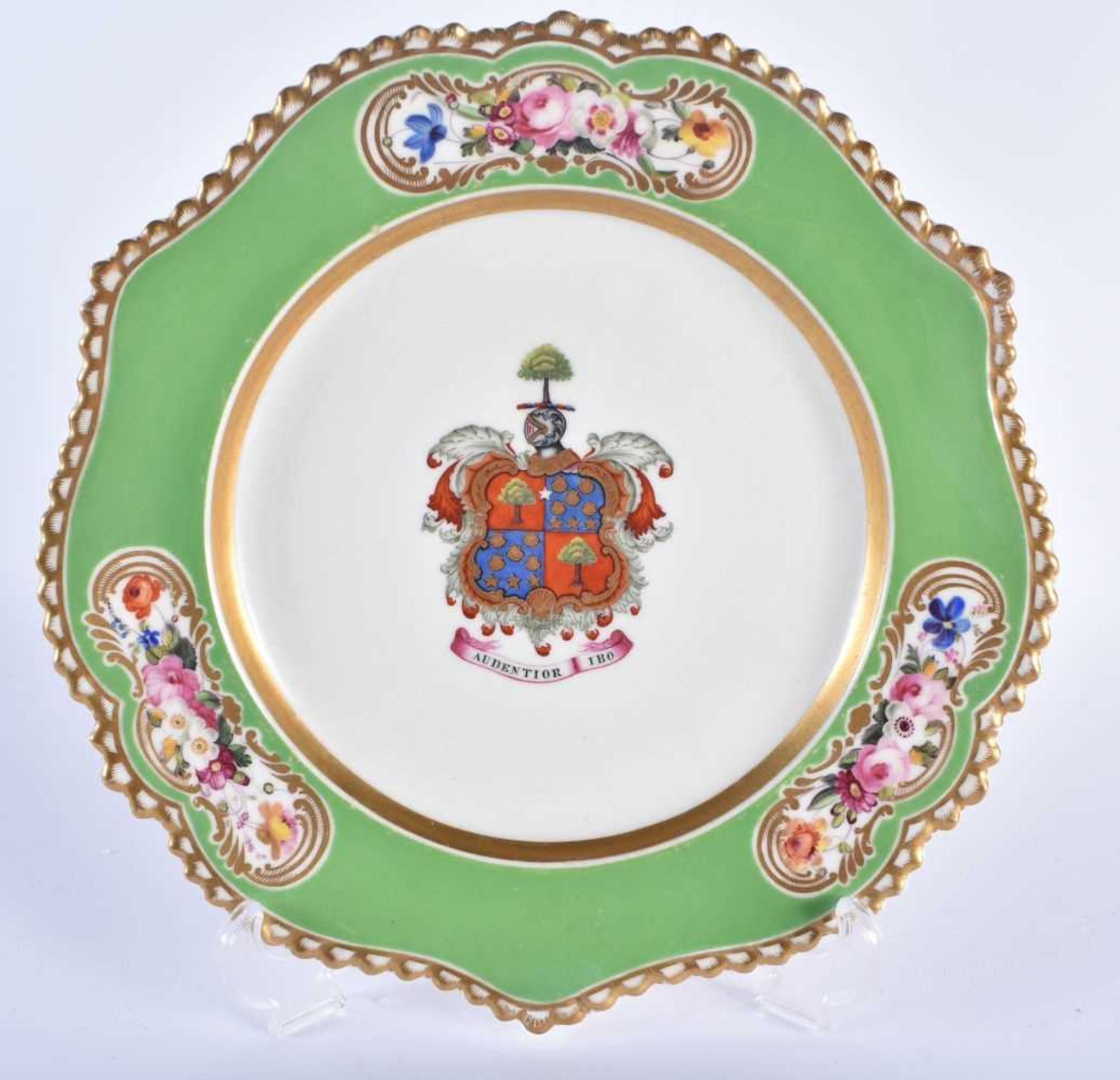 AN EARLY 19TH CENTURY CHAMBERLAINS WORCESTER ARMORIAL PLATE painted with a knight mounted crest,