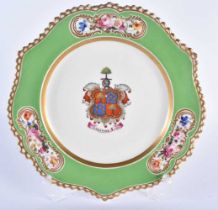 AN EARLY 19TH CENTURY CHAMBERLAINS WORCESTER ARMORIAL PLATE painted with a knight mounted crest,