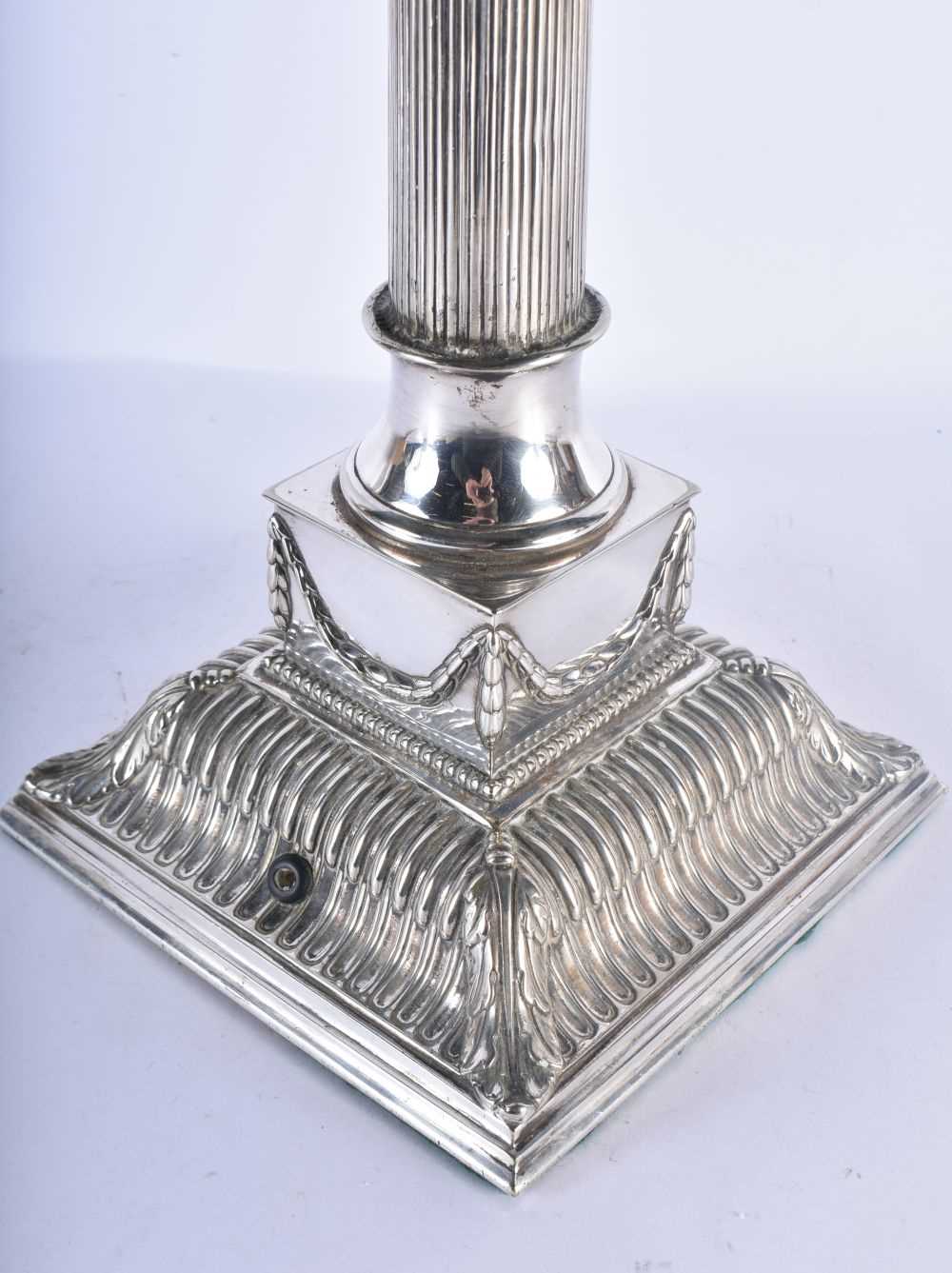 A LARGE 19TH CENTURY COUNTRY HOUSE SILVER PLATED CORINTHIAN COLUMN TABLE LAMP. 55 cm x 18cm. - Image 3 of 3