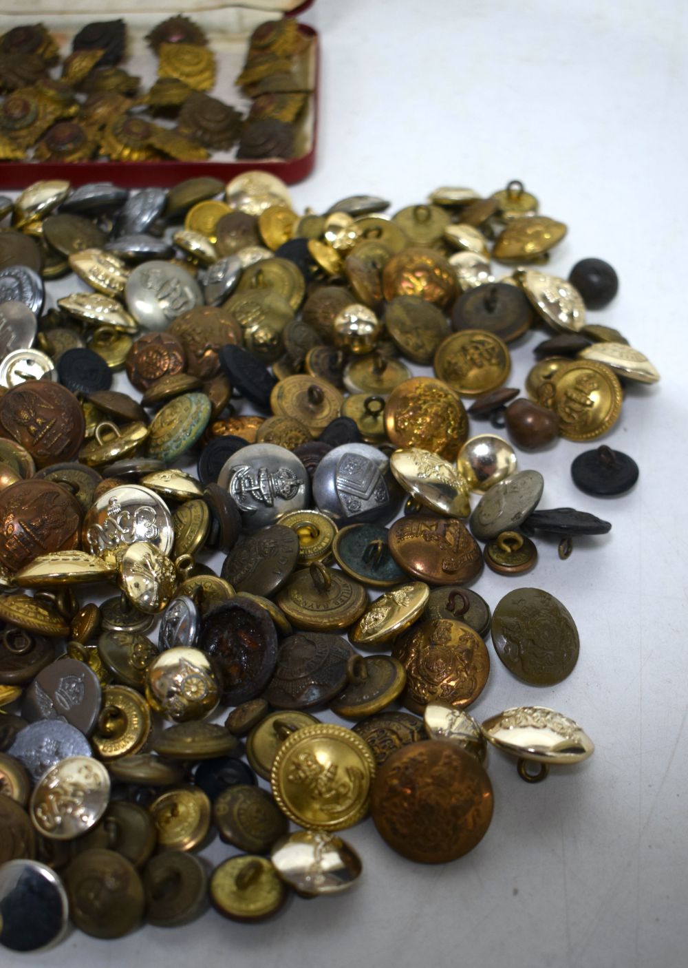 A collection of Military buttons and officers Epaulette insignia Pip badges (Qty). - Image 10 of 10