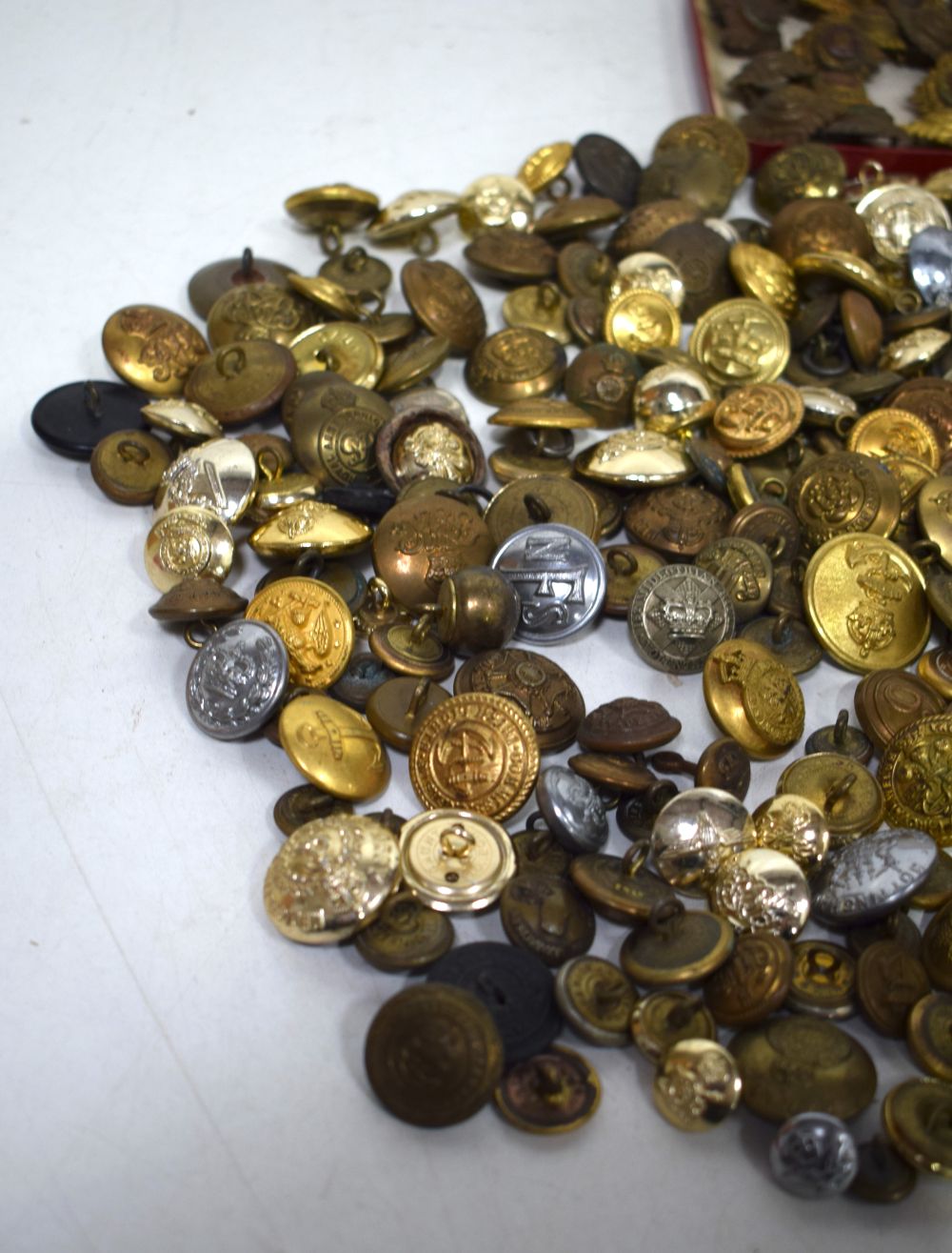 A collection of Military buttons and officers Epaulette insignia Pip badges (Qty). - Image 8 of 10