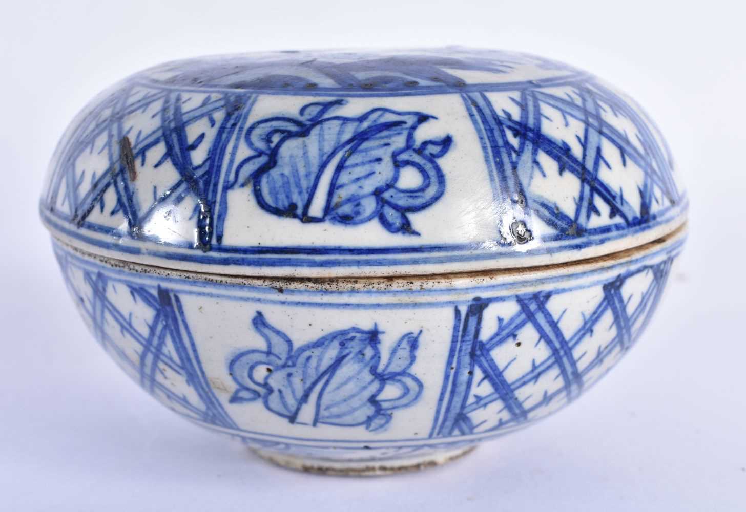 A CHINESE BLUE AND WHITE PORCELAIN BOX AND COVER 20th Century. 11.5 cm diameter. - Image 2 of 5