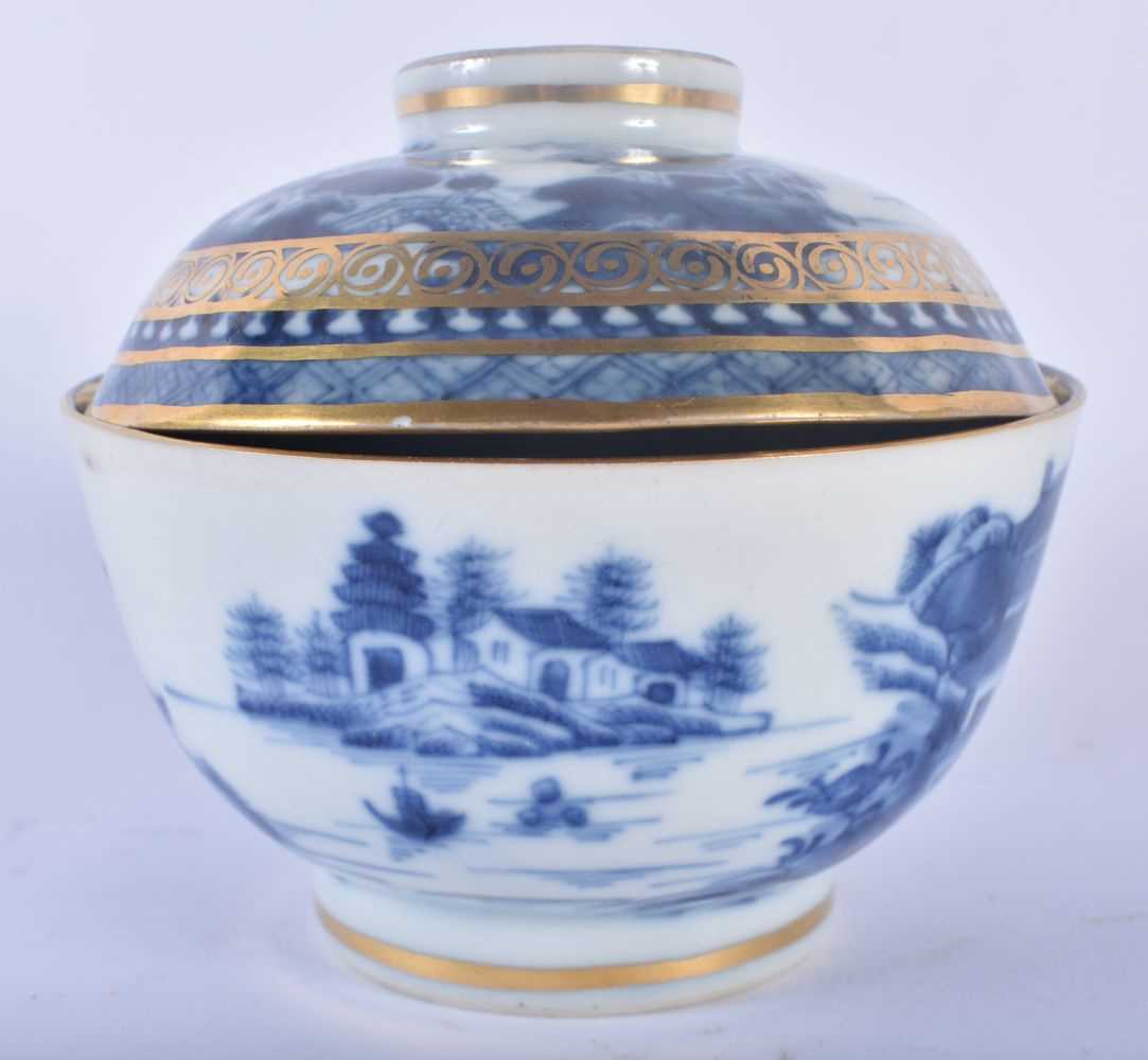 AN 18TH CENTURY CHINESE EXPORT BLUE AND WHITE BOWL AND COVER Qianlong. 10.25cm diameter. - Image 3 of 5